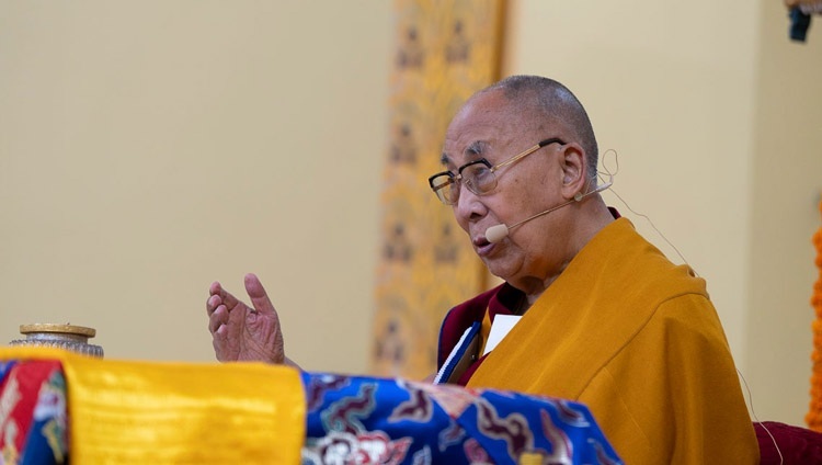 Thánh Đức Đạt Lai Lạt Ma phát biểu tại Lễ Lạc Thành Học Viện Khamgar Druk Dharmakara ở Tashi Jong, HP, Ấn Độ vào ngày 27 tháng 9 năm 2023. Ảnh của Thượng toạ Tenzin Jamphel