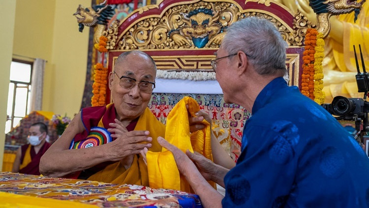 Thánh Đức Đạt Lai Lạt Ma cảm ơn những người đã ủng hộ cho Học Viện Khamgar Druk Dharmakara trong Lễ Lạc Thành ở Tashi Jong, HP, Ấn Độ vào 27 tháng 9, 2023. Ảnh của Thượng toạ Tenzin Jamphel