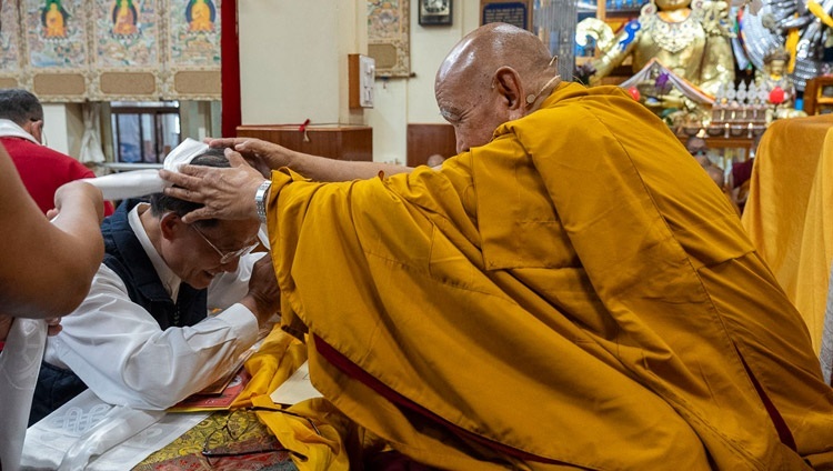 Đại diện của một trong các nhóm đến từ Đài Loan dâng cúng phẩm truyền thống lên Gaden Tri Rinpoche khi bắt đầu buổi thuyết giảng tại Chùa Chính Tây Tạng ở Dharamsala, HP, Ấn Độ vào ngày 2 tháng 10 năm 2023. Ảnh của Tenzin Choejor