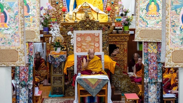 Gaden Tri Rinpoche phát biểu trước hội chúng vào ngày thuyết giảng đầu tiên thể theo sự thỉnh cầu của người Đài Loan tại Chùa Chính Tây Tạng ở Dharamsala, HP, Ấn Độ vào 2 tháng 10 năm 2023. Ảnh của Tenzin Choejor