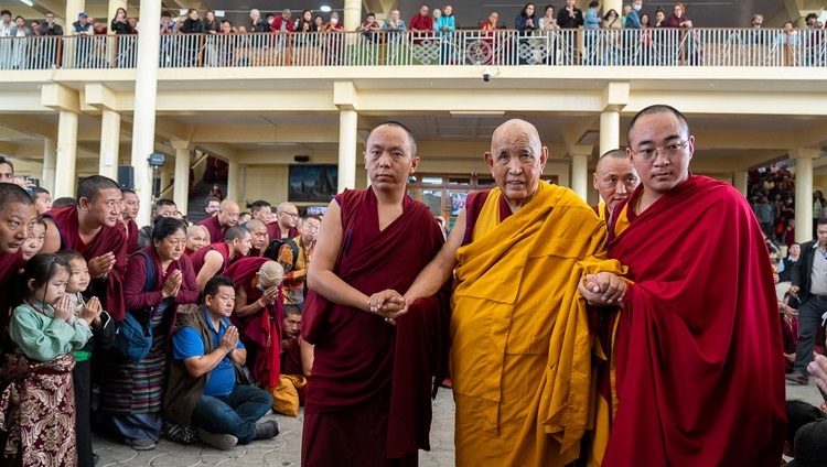 Gaden Tri Rinpoche quang lâm qua sân Chùa Chính Tây Tạng khi Ngài khởi hành vào cuối ngày thuyết giảng đầu tiên thể theo sự thỉnh cầu của người Đài Loan ở Dharamsala, HP, Ấn Độ vào ngày 2 tháng 10 năm 2023. Ảnh của Tenzin Choejor