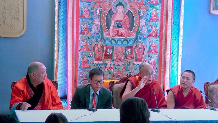 Khamba Lama mới được bầu chọn của Gaden Thekchogling, Tu viện Phật giáo chính ở Mông Cổ, Geshé Jetsun Dorji (ngoài cùng bên phải), Khamba Lama sắp mãn nhiệm - Gabju Demberel Choijamts (ngoài cùng bên trái), và Thánh Đức Đạt Lai Lạt Ma gặp gỡ các thành viên truyền thông ở Ulannbaatar, Mông Cổ ngày 23 tháng 11, 2016. Ảnh của Tenzin Taklha