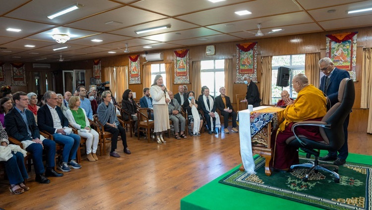 Sofia Stril-Rever phát biểu khai mạc trong cuộc gặp gỡ giữa Thánh Đức Đạt Lai Lạt Ma và một nhóm các nhà châu Âu vận động vì hòa bình tại Dinh thự của Ngài ở Dharamsala, HP, Ấn Độ vào 8 tháng 11, 2023. Ảnh của Tenzin Choejor