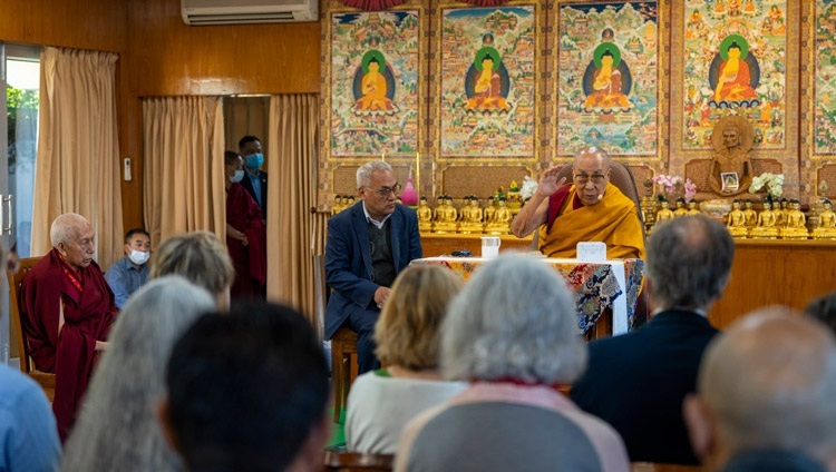 Thánh Đức Đạt Lai Lạt Ma phát biểu trước khán giả trong cuộc gặp gỡ với một nhóm những người Châu Âu - các nhà vận động vì hòa bình - tại dinh thự của Ngài ở Dharamsala, HP, Ấn Độ vào 8 tháng 11 năm 2023. Ảnh của Tenzin Choejor