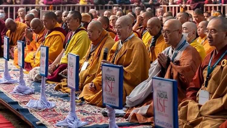 Các thành viên Tăng đoàn của 11 quốc gia khác nhau thay phiên nhau tụng kinh cầu nguyện cho Hòa bình Thế giới tại Tháp Đại Giác ở Bồ Đề Đạo Tràng, Bihar, Ấn Độ vào 23 tháng 12, 2023. Ảnh của Tenzin Choejor