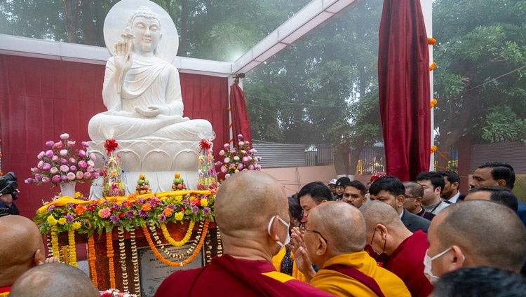 Thánh Đức Đạt Lai Lạt Ma thánh hiến một Tôn tượng Đức Phật bằng đá mới do Ủy ban Quản lý Tháp Đại Giác (BTMG) cúng dường tại Sân bãi thuyết Pháp Kalachakra ở Bồ Đề Đạo Tràng, Bihar, Ấn Độ vào 29 tháng 12, 2023. Ảnh của Tenzin Choejor