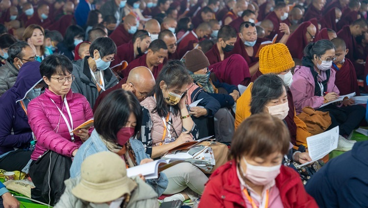 Các thành viên của Hội chúng 50.000 người đang theo dõi bản văn ‘Xưng tán Pháp giới’ của Ngài Long Thọ được Thánh Đức Đạt Lai Lạt Ma giảng dạy tại Sân bãi thuyết Pháp Kalachakra ở Bồ Đề Đạo Tràng, Bihar, Ấn Độ vào 29 tháng 12, 2023. Ảnh của Tenzin Choejor