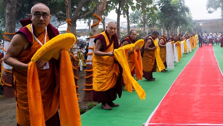 Chư Tăng xếp hàng tại Sân bãi thuyết pháp Kalachakra để cung đợi Thánh Đức Đạt Lai Lạt Ma quang lâm để tham dự Lễ Trường thọ ở Bồ Đề Đạo Tràng, Bihar, Ấn Độ vào 1 tháng 1, 2024. Ảnh của Tenzin Choejor