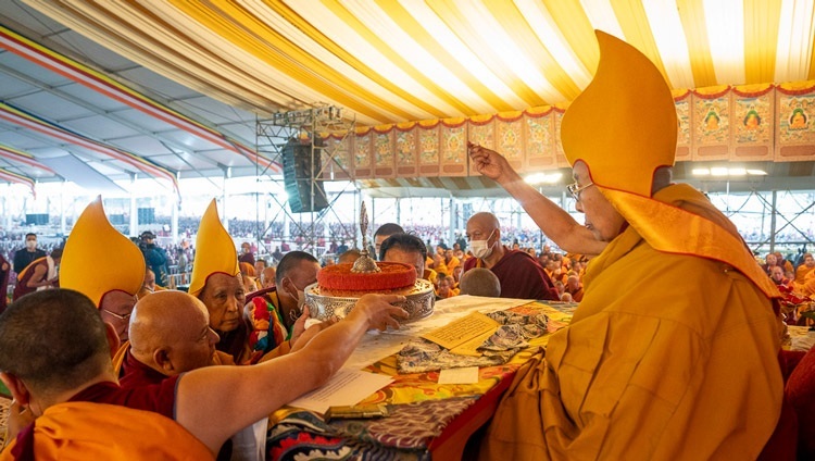 Ganden Tri Rinpoche dâng lên những cúng phẩm cúng dường trong Lễ Cầu nguyện Trường thọ dâng lên Thánh Đức Đạt Lai Lạt Ma tại Sân bãi thuyết pháp Kalachakra ở Bồ Đề Đạo Tràng, Bihar, Ấn Độ vào 1 tháng 1, 2024. Ảnh của Tenzin Choejor