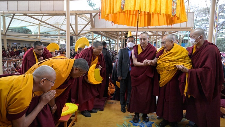 Thánh Đức Đạt Lai Lạt Ma quang lâm qua sân Chùa Chính Tây Tạng trên đường đến thuyết Pháp vào ‘Ngày Cúng dường’ ở Dharamsala, HP, Ấn Độ vào 24 tháng 2, 2024. Ảnh của Thượng toạ Zamling Norbu