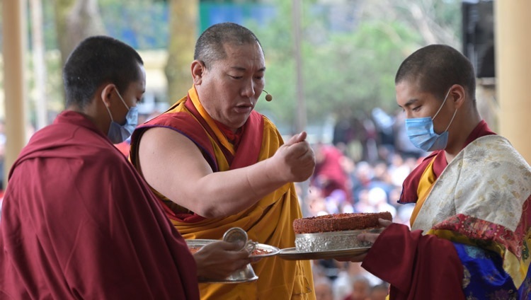 Vị Thầy Xướng Lễ tụng kinh dẫn đầu cúng dường mandala trong buổi thuyết Pháp của Thánh Đức Đạt Lai Lạt Ma vào 'Ngày Cúng Dường' tại sân Chùa Chính Tây Tạng ở Dharamsala, HP, Ấn Độ vào 24 tháng 2, 2024. Ảnh của Thượng toạ Zamling Norbu