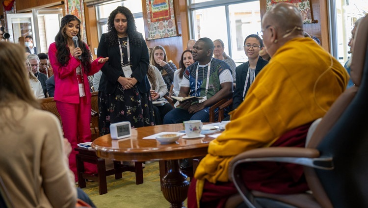 Các nhà lãnh đạo trẻ tham gia chương trình Nghiên cứu sinh Đạt Lai Lạt Ma đang hỏi Thánh Đức Đạt Lai Lạt Ma một câu hỏi trong cuộc gặp gỡ tại Dinh thự của Ngài ở Dharamsala, HP, Ấn Độ vào 20 tháng 3, 2024. Ảnh của Thượng toạ Tenzin Jamphel