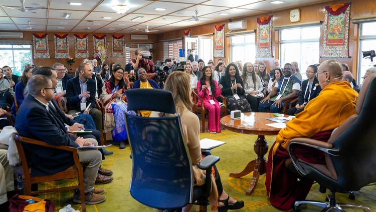 Quang cảnh hội trường trong cuộc gặp gỡ với Thánh Đức Đạt Lai Lạt Ma và các nhà lãnh đạo trẻ tham gia chương trình Nghiên cứu sinh Đạt Lai Lạt Ma cùng với các vị khách đi cùng tại dinh thự của Ngài ở Dharamsala, HP, Ấn Độ vào 20 tháng 3, 2024. Ảnh của Thượng toạ Tenzin Jamphel