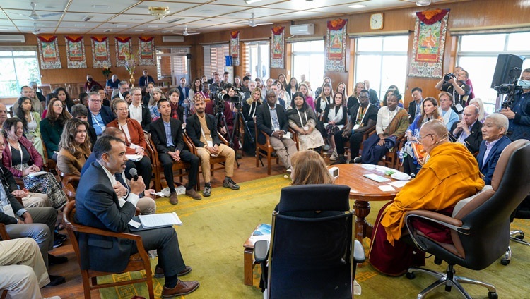 Ian H Solomon, Hiệu trưởng Trường Lãnh đạo Frank Batten phát biểu bế mạc vào ngày thứ hai của cuộc trò chuyện của Thánh Đức Đạt Lai Lạt Ma về kỹ năng lãnh đạo với một nhóm các Nghiên cứu sinh Đạt Lai Lạt Ma tại dinh thự của Ngài ở Dharamsala, HP, Ấn Độ vào 21 tháng 3, 2024 Ảnh của Thượng toạ Tenzin Jamphel