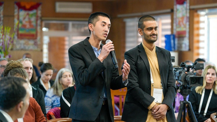 Shubham Sapkot từ Hoa Kỳ làm việc tại Nepal và Tim Huang từ Bhutan, muốn biết làm thế nào các trường học có thể đóng góp vào việc phát triển các nhà lãnh đạo với lòng từ bi hơn, đã hỏi Thánh Đức Đạt Lai Lạt Ma một câu hỏi vào ngày thứ hai của cuộc trò chuyện về kỹ năng lãnh đạo với một nhóm các Nghiên cứu sinh Đạt Lai Lạt Ma tại Dinh thự của Ngài ở Dharamsala, HP, Ấn Độ vào 21 tháng 3, 2024. Ảnh của Thượng tọa Zamling Norbu