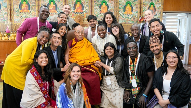 Thánh Đức Đạt Lai Lạt Ma chụp ảnh với những người tham gia cuộc trò chuyện kéo dài hai ngày với các Nghiên cứu sinh Đạt Lai Lạt Ma tại dinh thự của Ngài ở Dharamsala, HP, Ấn Độ vào 21 tháng 3, 2024. Ảnh của Thượng toạ Tenzin Jamphel