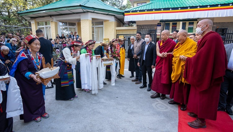 Thánh Đức Đạt Lai Lạt Ma được cung đón theo truyền thống khi Ngài quang lâm đến Chùa chính Tây Tạng ở Dharamsala, HP, Ấn Độ để tham dự Lễ Cầu nguyện Trường thọ vào 3 tháng 4 năm 2024. Ảnh của Thượng toạ Temzin Jamphel
