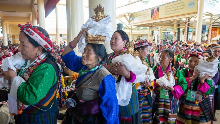 Các đại diện của Hiệp hội Toepa và người dân từ xứ Purang xếp hàng trong sân để dâng phẩm vật cúng dường lên Thánh Đức Đạt Lai Lạt Ma trong Lễ Cầu nguyện Trường thọ tại Chùa Tây Tạng Chính ở Dharamsala, HP, Ấn Độ vào 3 tháng 4 năm 2024. Ảnh của Thượng toạ Tenzin Jamphel