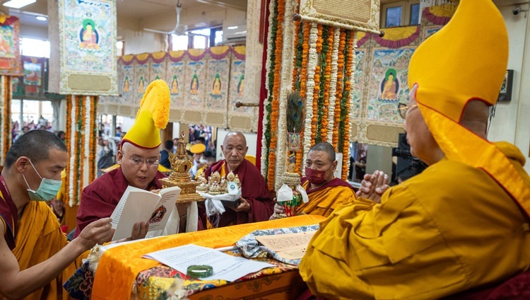 Ling Rinpoché dâng một loạt phẩm vật cúng dường lên Thánh Đức Đạt Lai Lạt Ma trong buổi Cầu nguyện Trường thọ tại Chùa chính Tây Tạng ở Dharamsala, HP, Ấn Độ vào 3 tháng 4, 2024. Ảnh của Thượng toạ Tenzin Jamphel