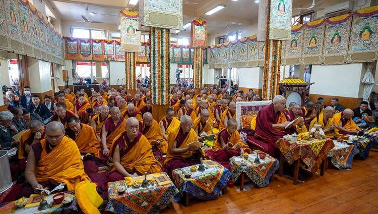 Quang cảnh bên trong Ngôi Chùa Chính Tây Tạng trong Lễ Cầu nguyện Trường thọ dâng lên Thánh Đức Đạt Lai Lạt Ma ở Dharamsala, HP, Ấn Độ vào ngày 3 tháng 4 năm 2024. Ảnh của Thượng toạ Tenzin Jamphel