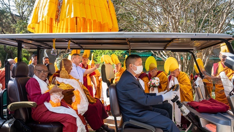 Thánh Đức Đạt Lai Lạt Ma và Hòa thượng Tiến sĩ Waskaduwe Mahindawansa Maha Nayaka Thero đi xe golf đến Hội trường tại Dinh thự của Ngài ở Dharamsala, HP, Ấn Độ vào 4 tháng 4, 2024. Ảnh của Tenzin Choejor