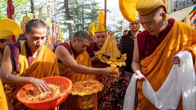 Chư Tăng rải những cánh hoa dẫn đường khi Xá Lợi của Đức Phật được cung thỉnh lên đường đến Chùa Chính Tây Tạng để dâng lên Thánh Đức Đạt Lai Lạt Ma đang cung đợi ở cổng Dinh thự của Ngài ở Dharamsala, HP, Ấn Độ vào 4 tháng 4, 2024. Ảnh của Tenzin Choejor