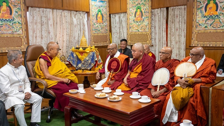 Thánh Đức Đạt Lai Lạt Ma gặp gỡ phái đoàn đến cúng dường Xá Lợi của Đức Phật tại Dinh thự của Ngài ở Dharamsala, HP, Ấn Độ vào ngày 4 tháng 4 năm 2024. Ảnh của Tenzin Choejor