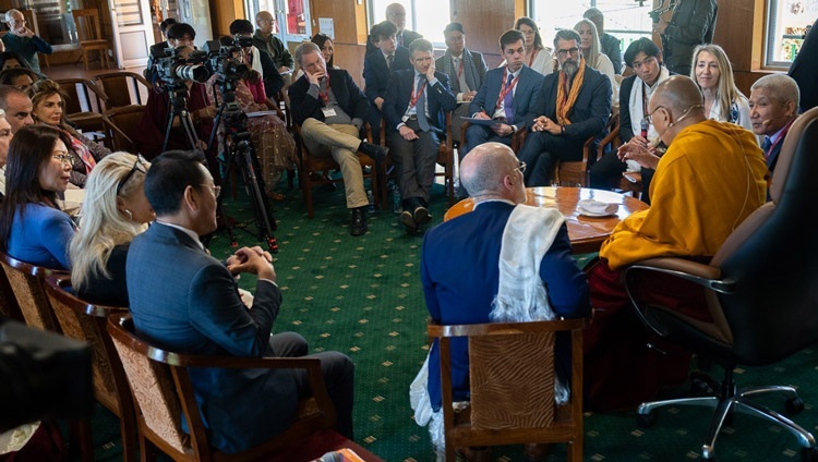 Quang cảnh Hội trường tại Dinh thự của Thánh Đức Đạt Lai Lạt Ma trong cuộc thảo luận với các nhóm đến từ Đại học Harvard ở Dharamsala, HP, Ấn Độ vào 8 tháng 4, 2024. Ảnh của Tenzin Choejor