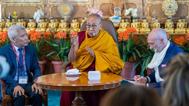 Thánh Đức Đạt Lai Lạt Ma phát biểu trong cuộc thảo luận với các nhóm từ Đại học Harvard tại Hội trường trong Dinh thự của Ngài ở Dharamsala, HP, Ấn Độ vào 8 tháng 4, 2024. Ảnh của Tenzin Choejor