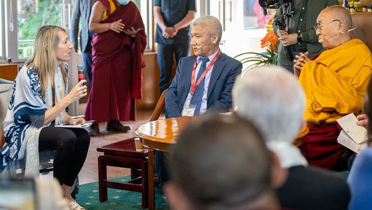 Một người tham gia cuộc thảo luận với các nhóm đến từ Đại học Harvard hỏi Thánh Đức Đạt Lai Lạt Ma một câu hỏi trong cuộc gặp gỡ của họ tại Dinh thự của Ngài ở Dharamsala, HP, Ấn Độ vào 8 tháng 4, 2024. Ảnh của Tenzin Choejor
