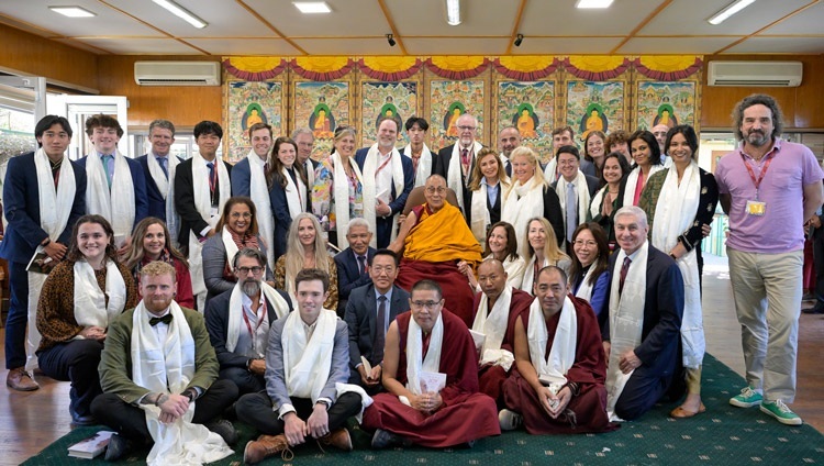Những người tham gia cuộc thảo luận với các nhóm đến từ Đại học Harvard chụp ảnh với Thánh Đức Đạt Lai Lạt Ma khi kết thúc cuộc gặp gỡ hai ngày tại Hội trường trong Dinh thự của Ngài ở Dharamsala, HP, Ấn Độ vào 9 tháng 4, 2024. Ảnh của Thượng toạ Zamling Norbu