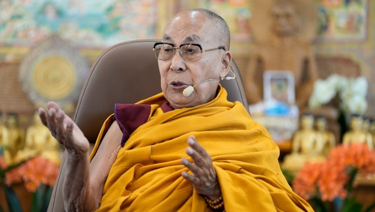 Thánh Đức Đạt Lai Lạt Ma phát biểu vào ngày thảo luận thứ hai với các nhóm đến từ Đại học Harvard tại Hội trường trong Dinh thự của Ngài ở Dharamsala, HP, Ấn Độ vào ngày 9 tháng 4 năm 2024. Ảnh của Tenzin Choejor