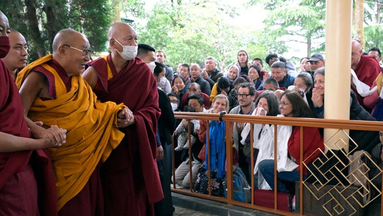 Thánh Đức Đạt Lai Lạt Ma quang lâm qua sân đến Chùa Chính Tây Tạng vào ngày thuyết Pháp đầu tiên ở Dharamsala, HP, Ấn Độ vào 19 tháng 4, 2024. Ảnh của Thượng toạ Zamling Norbu