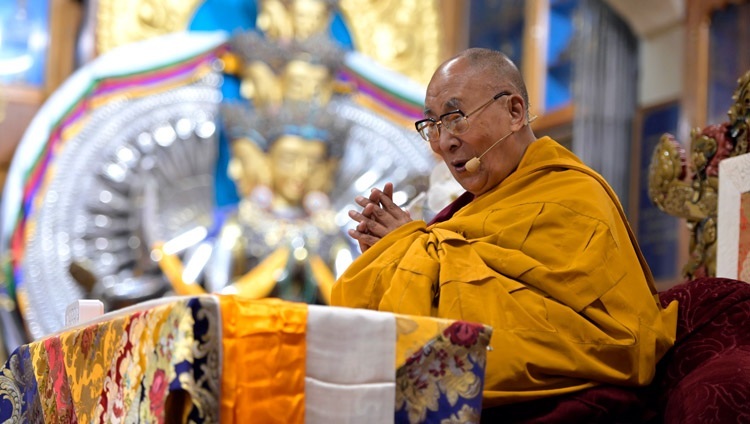 Thánh Đức Đạt Lai Lạt Ma nói chuyện với hội chúng vào ngày thuyết Pháp đầu tiên tại Chùa Chính Tây Tạng ở Dharamsala, HP, Ấn Độ vào 19 tháng 4, 2024. Ảnh của Thượng toạ Zamling Norbu