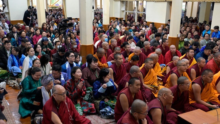Quang cảnh bên trong Chùa Chính Tây Tạng vào ngày thuyết giảng đầu tiên của Thánh Đức Đạt Lai Lạt Ma do một nhóm 300 người Mông Cổ thỉnh cầu ở Dharamsala, HP, Ấn Độ vào 19 tháng 4, 2024. Ảnh của Thượng toạ Zamling Norbu