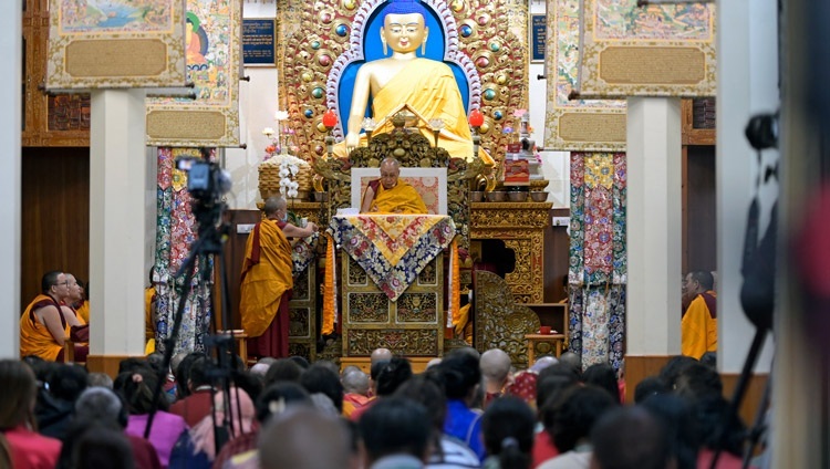 Thánh Đức Đạt Lai Lạt Ma đọc từ bản văn ‘Trăm vị Bổn tôn của Cõi Trời Đâu Suất’ vào ngày thuyết Pháp đầu tiên tại Chùa chính Tây Tạng ở Dharamsala, HP, Ấn Độ vào 19 tháng 4, 2024. Ảnh của Thượng toạ Zamling Norbu