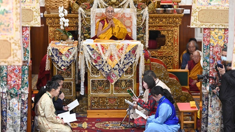 Các Cư Sĩ tụng ‘Bát Nhã Tâm Kinh’ bằng tiếng Mông Cổ vào đầu ngày thứ hai của Pháp Hội của Thánh Đức Đạt Lai Lạt Ma tại Chùa Chính Tây Tạng ở Dharamsala, HP, Ấn Độ vào 20 tháng 4, 2024. Ảnh của Thượng toạ Zamling Norbu