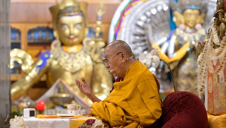 Thánh Đức Đạt Lai Lạt Ma phát biểu trước hội chúng vào ngày thứ hai của Pháp Hội do một nhóm đến từ Mông Cổ thỉnh cầu tại Chùa Chính Tây Tạng ở Dharamsala, HP, Ấn Độ vào 20 tháng 4, 2024. Ảnh của Thượng toạ Zamling Norbu