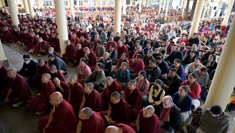 Một số trong số hơn 6000 người tham dự ngày thuyết giảng thứ hai của Thánh Đức Đạt Lai Lạt Ma đang ngồi trong sân của Chùa Chính Tây Tạng ở Dharamsala, HP, Ấn Độ vào 20 tháng 4, 2024. Ảnh của Thượng toạ Zamling Norbu