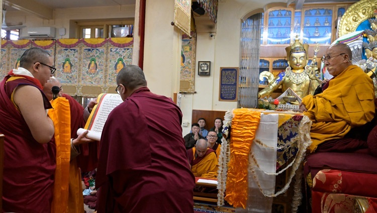 Lamaiin Gegeen đọc lời tác bạch thỉnh cầu lên Thánh Đức Đạt Lai Lạt Ma vào ngày thứ hai của Pháp Hội tại Chùa Chính Tây Tạng ở Dharamsala, HP, Ấn Độ vào 20 tháng 4, 2024. Ảnh của Thượng toạ Zamling Norbu