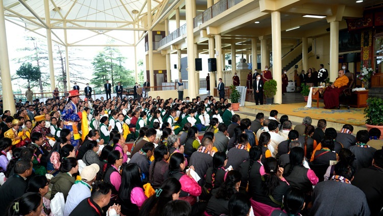 Thánh Đức Đạt Lai Lạt Ma gặp gỡ những người tham gia Lễ hội Opera Sho-tön tại sân Chùa Chính Tây Tạng ở Dharamsala, HP, Ấn Độ vào 22 tháng 4, 2024. Ảnh của Thượng toạ Tenzin Jamphel