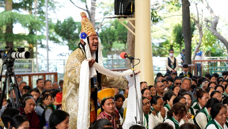 Một người tham gia Lễ hội Opera Sho-tön biểu diễn dâng lên Thánh Đức Đạt Lai Lạt Ma tại sân Chùa Chính Tây Tạng ở Dharamsala, HP, Ấn Độ vào 22 tháng 4, 2024. Ảnh của Thượng toạ Tenzin Jamphel