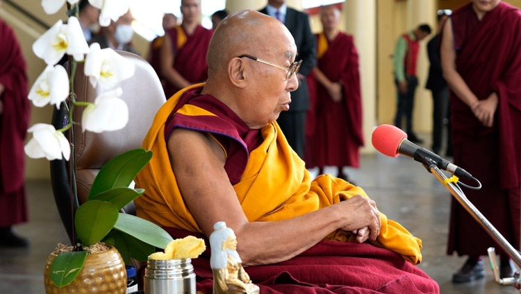 Thánh Đức Đạt Lai Lạt Ma phát biểu trước đám đông trong cuộc gặp gỡ với những người tham gia Lễ hội Opera Sho-tön tại sân Chùa Chính Tây Tạng ở Dharamsala, HP, Ấn Độ vào 22 tháng 4, 2024. Ảnh của Thượng toạ Tenzin Jamphel