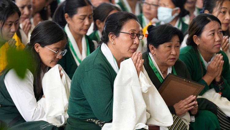 Chủ tịch Hiệp hội Phụ nữ Tây Tạng - Tenzin Dolma cùng với các đại biểu tham dự Cuộc họp Đại hội đồng TWA đang lắng nghe Thánh Đức Đạt Lai Lạt Ma tại sân Chùa Chính Tây Tạng ở Dharamsala, HP, Ấn Độ vào 22 tháng 4, 2024. Ảnh của Thượng toạ Tenzin Jamphel