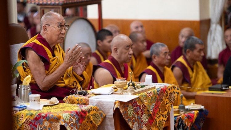 Thánh Đức Đạt Lai Lạt Ma tham gia trì tụng mani trong Pháp Hội Dhungdrub tại Chùa Chính Tây Tạng ở Dharamsala, HP, Ấn Độ vào 11 tháng 5, 2024. Ảnh của Thượng toạ Zamling Norbu