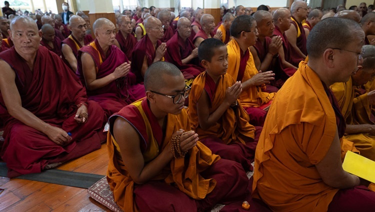 Chư Tăng bên trong Chùa Chính Tây Tạng tham gia Pháp Hội Mani Dhungdrub với sự tham dự của Thánh Đức Đạt Lai Lạt Ma tại Chùa Chính Tây Tạng ở Dharamsala, HP, Ấn Độ vào 11 tháng 5, 2024. Ảnh của Tenzin Choejor