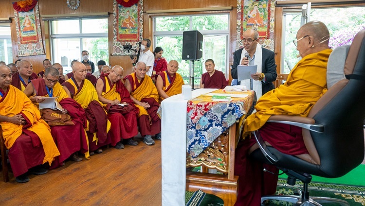 Giám đốc Điều hành của Trung tâm Từ bi Emory, Tiến Sĩ Geshé Lobsang Tenzin Negi, giới thiệu chương trình vào lúc bắt đầu cuộc diện kiến Thánh Đức Đạt Lai Lạt Ma và những người tham gia Hội nghị về “Tác động của sự Thực hành Thiền định” tại Dinh thự của Ngài ở Dharamsala, HP, Ấn Độ vào 24 tháng 5, 2024. Ảnh của Tenzin Choejor