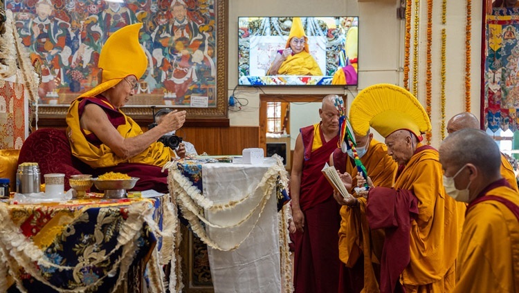 Samdhong Rinpoche kính dâng lên Thánh Đức Đạt Lai Lạt Ma mũi tên trường thọ trong Lễ Cầu nguyện Trường thọ tại Chùa Chính Tây Tạng ở Dharamsala, HP, Ấn Độ vào 11 tháng 6, 2024. Ảnh của Tenzin Choejor