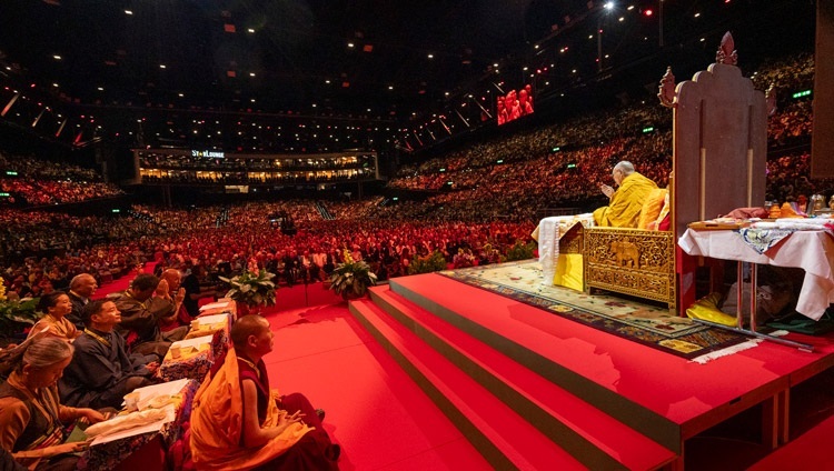 Một góc nhìn từ khán đài tại Hallenstadion ở Zurich, Thụy Sĩ khi Đức Ngài phát biểu trước hội chúng khoảng 15.000 người trong Lễ cầu nguyện trường thọ do Cộng đồng Tây Tạng tại Thụy Sĩ và Liechtenstein dâng lên Ngài vào 25 tháng 8, 2024. Ảnh của Manuel Bauer