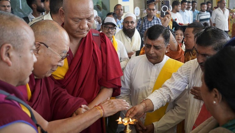 Các nhà lãnh đạo Hindu địa phương đang cung đón Thánh Đức Đạt Lai Lạt Ma bằng một chiếc đèn nghi lễ tại Sân bay Kangra ở Gaggal, HP, Ấn Độ vào 28 tháng 8, 2024. Ảnh của Tenzin Phende / CTA